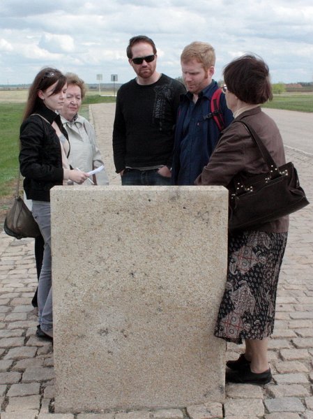 mensch (26).jpg - Touristen an der Gedenkstätte Rossoschka